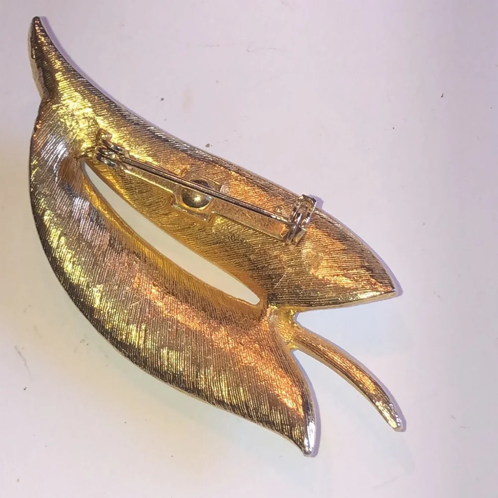 Vintage White Enamel Gold Tone Retro Brooch Shoulder Pin